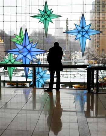 Pausa durante compras de Natal no Columbus Circle em Nova York. Crise? © Mike Segar